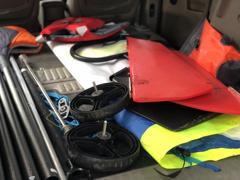 Tribord 5S - coffre chargé avec les différentes pièces du bateau non rincées